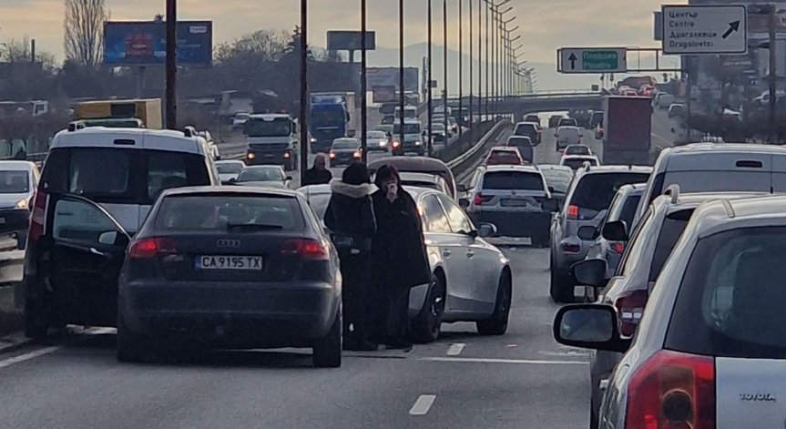 Верижна катастрофа блокира движението по Околовръстното в София