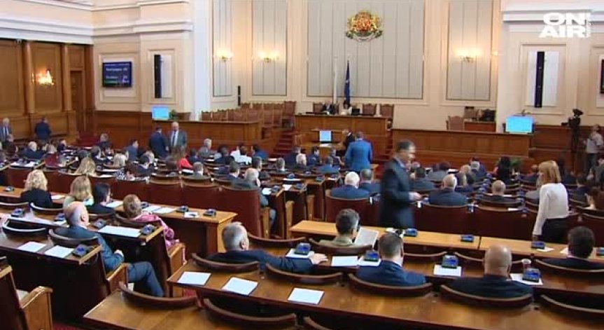 След подписката на БСП: Депутатите се събират на извънредно заседание