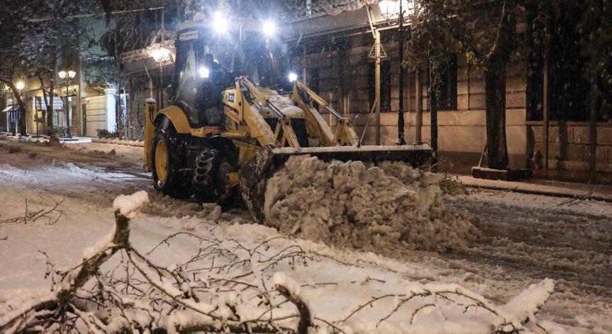 Студ и сняг в Гърция: Затвориха куп училища, 80 евро глоба за кола без вериги
