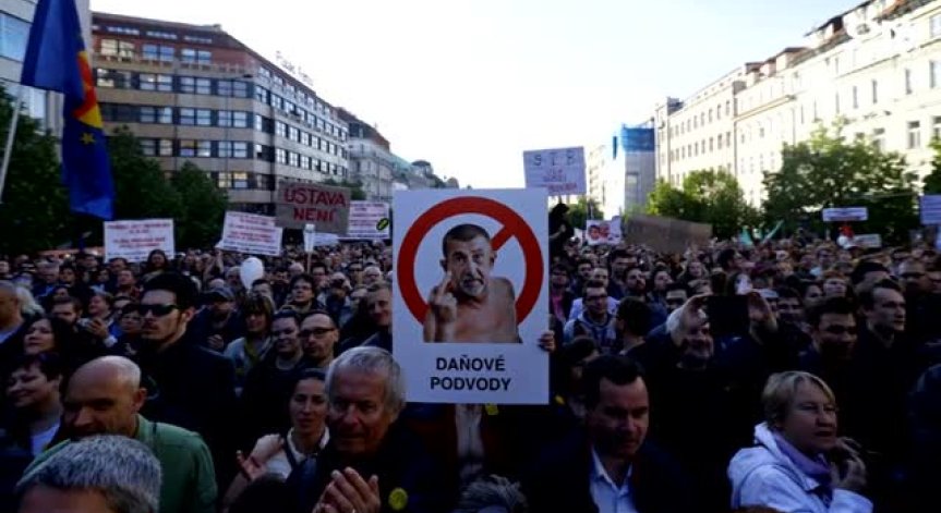 Хиляди искат оставките на чешкия президент и министъра на финансите