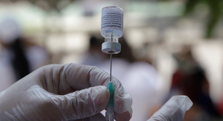 Испанско проучване: Смесването на дози на Pfizer и AstraZeneca е безопасно