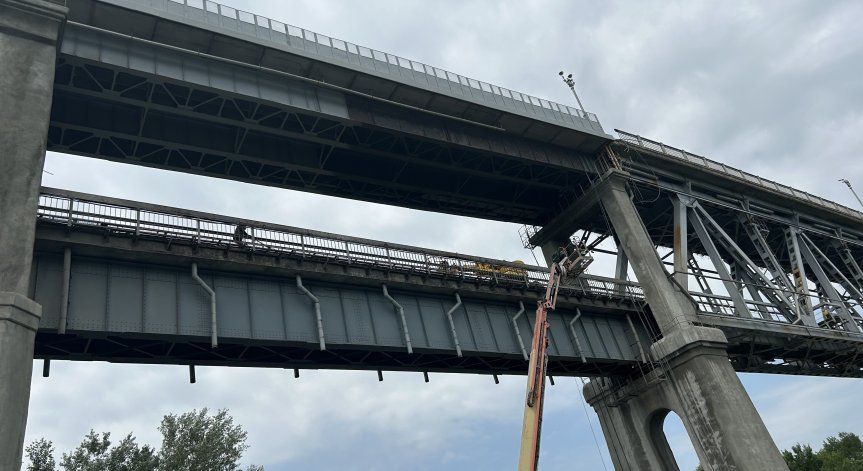 Автомобили, които са извънгабаритни, могат да причинят щети по вече ремонтирания участък.