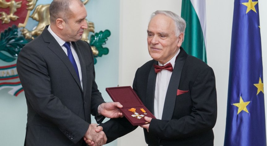 Президентът награди дейци на културата и образованието