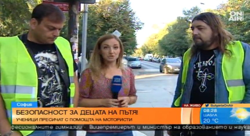 Ученици пресичат с помощта на мотористи
