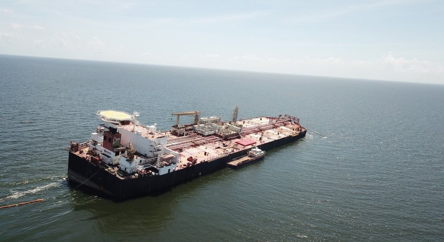 400 тона петрол са се излели в морето край Китай