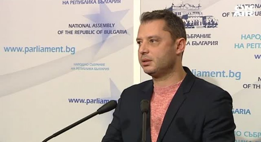 КС: Отхвърлянето на оставката на Добрев е против Конституцията
