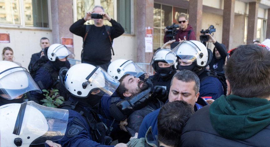 Полицията се намеси, има трима арестувани.