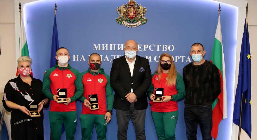 Кралев награди медалистите от световното първенство по самбо