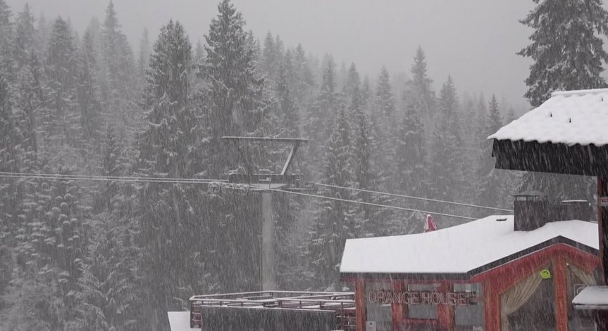 Паднал сняг от покрив на каравана счупи крака на дете в Пампорово