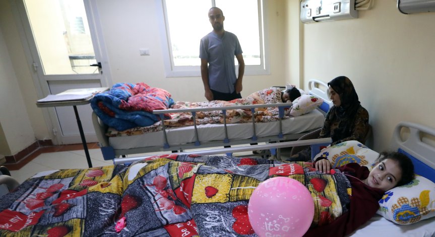 12 деца с онкологични заболявания от Газа са откарани в Египет за лечение