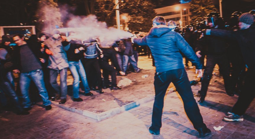 Има загинал при сблъсъци на протестиращи в Донецк