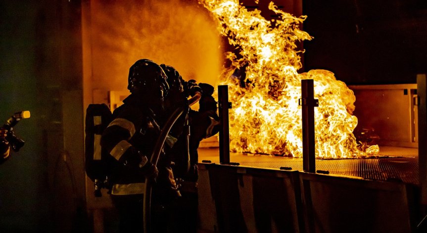 Пожар в жилищен блок в Смолян изпепели цял апартамент