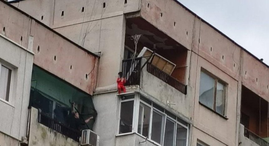 Полицаи за спасеното дете в Ямбол: Беше замръзнало, не можеше да говори