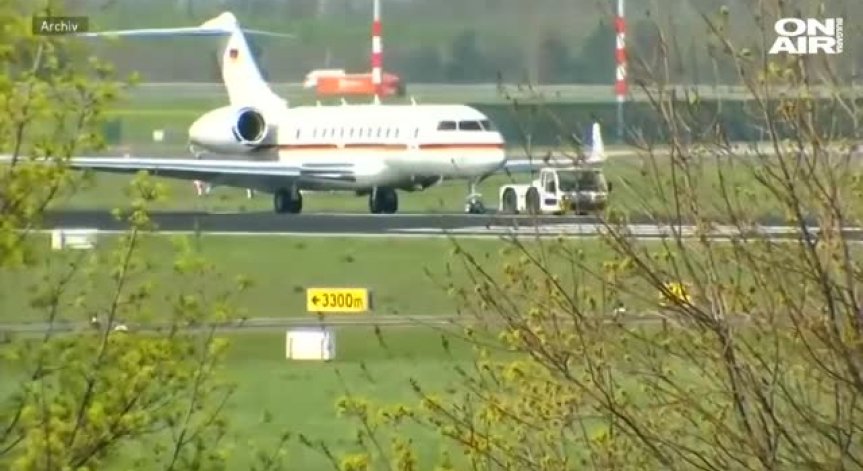 Кола се блъсна в самолета на Меркел в Дортмунд