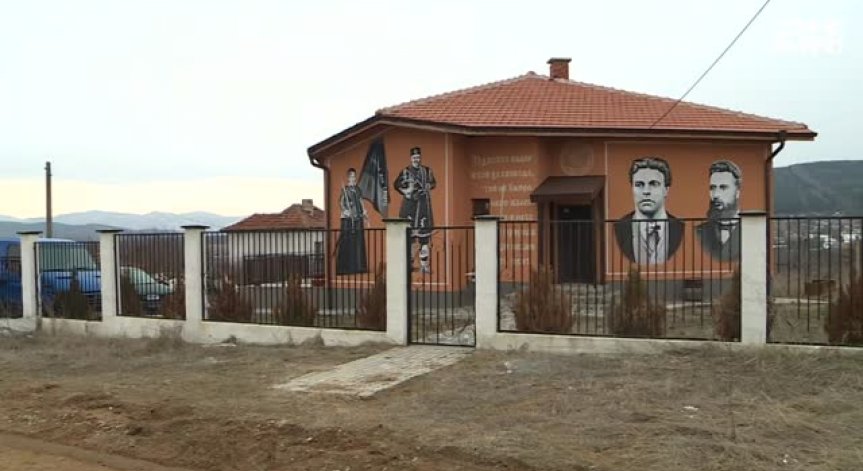 Ликовете на национални герои грейнаха от къщата на родолюбив българин