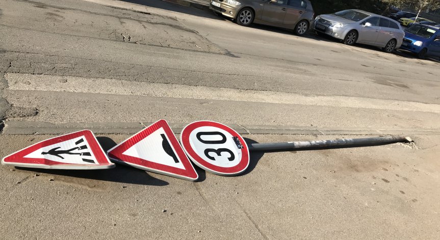 Паднали, обърнати пътни знаци на булеварди в София, а реакция няма