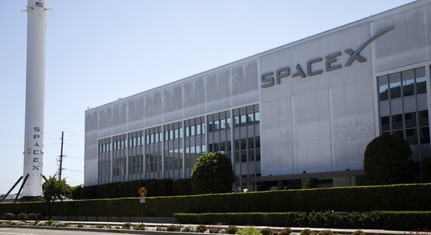 Първият космически турист в света ще лети около Луната със SpaceX