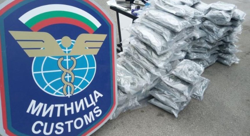 Митничари спипаха 53-годишен шофьор, опитал да прекара 140 кг марихуана