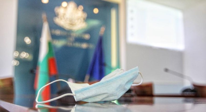 Здравното министерство обясни защо ваксинираните също се заразяват