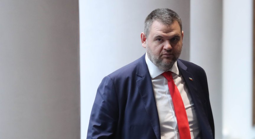 ДПС иска министърa на отбраната в парламента заради.