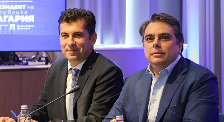 Кирил Петков и Асен Василев на форума на десните сили.