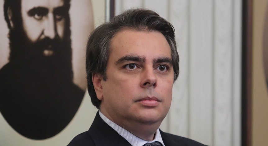 Василев: Можем да влезем в еврозоната през 2024, Радев да не крие провала си