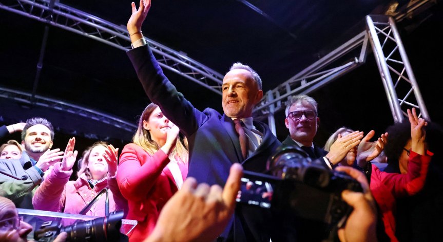 Еманюел Грегоар спечели кметската надпревара в Париж (+СНИМКИ)