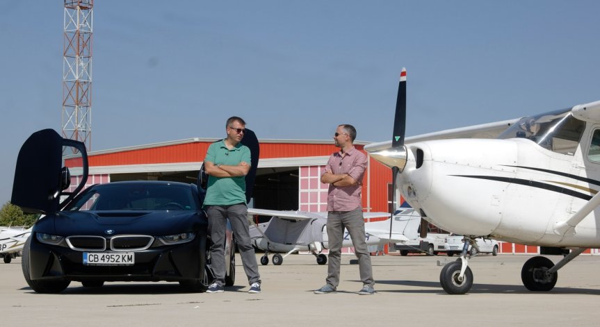 Авиошоу: Самолет срещу автомобил - една необичайна надпревара