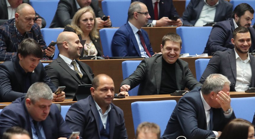 Основната заплата на депутатите намалява до 6654 лева - колко ще взима Радев?