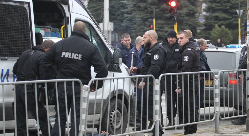 Има задържани за двойното убийство в София, единият убивал жертвите, другият гледал кой влиза в блока