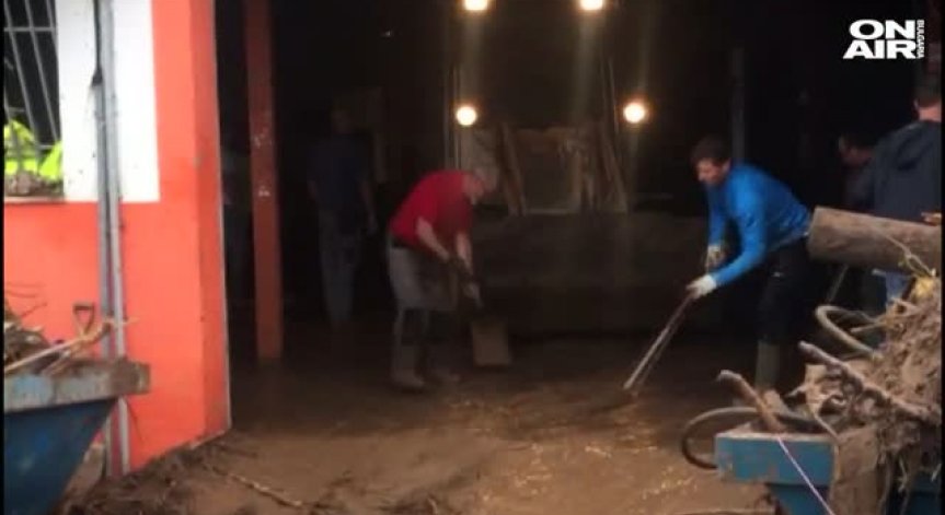 Рафаел Надал с лопата в ръка - помага на пострадалите от наводненията в Майорка