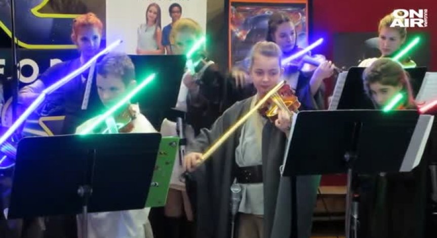 Малки джедаи свириха на цигулка със светлинни лъкове