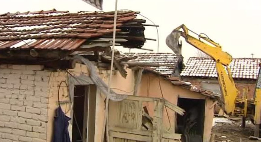 В Бургас започна събаряне на незаконни постройки в ромската махала