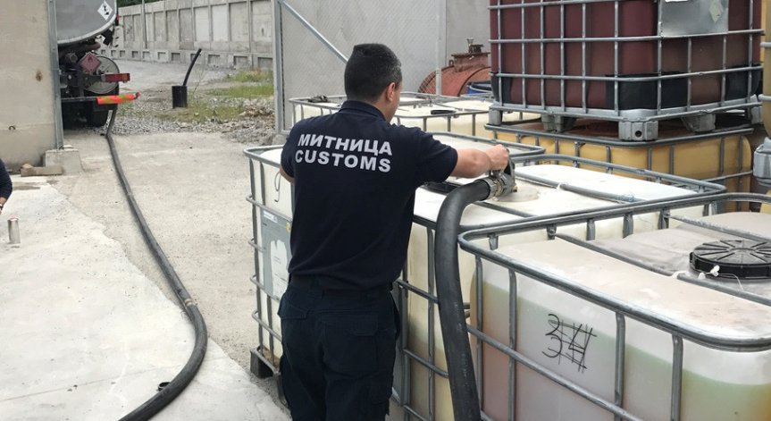Митнически служители спряха над 19 тона нелегални енергийни продукти