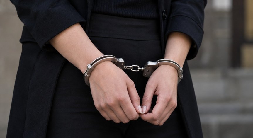Оставиха в ареста служителката на Община Ямбол, обвинена във фиктивни бракове