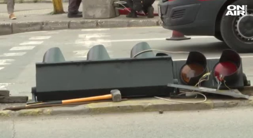 Пропаднал светофар затвори оживен столичен булевард 