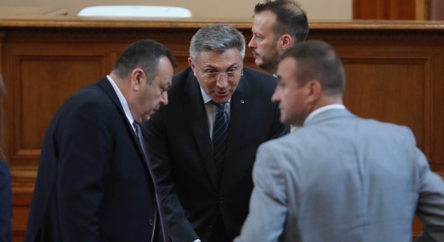 С гласовете на ГЕРБ-СДС, ДПС и 