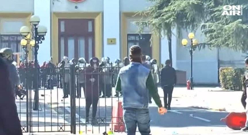 Антиправителствени демонстранти опитаха да нахлуят в парламента на Албания