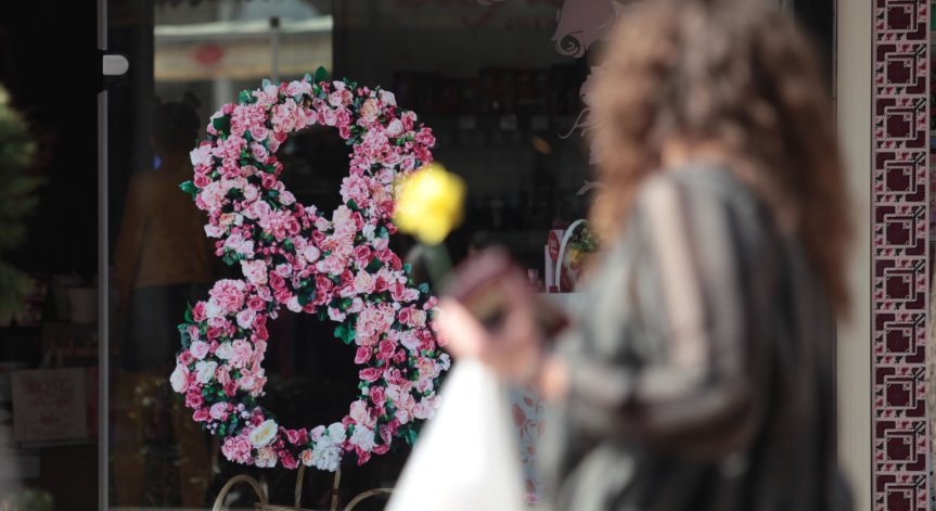 Освен клишетата - какво обичат да получават жените за 8 март? 