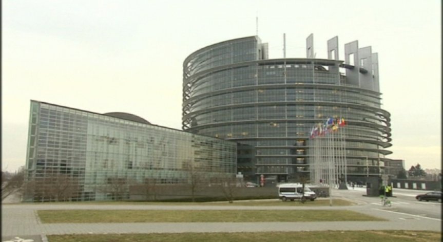 ЕП отхвърли вота на недоверие срещу ЕК