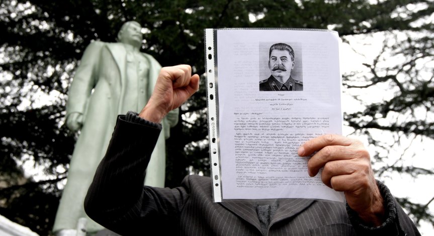 Мъж обезглави бюст на Сталин в руски парк