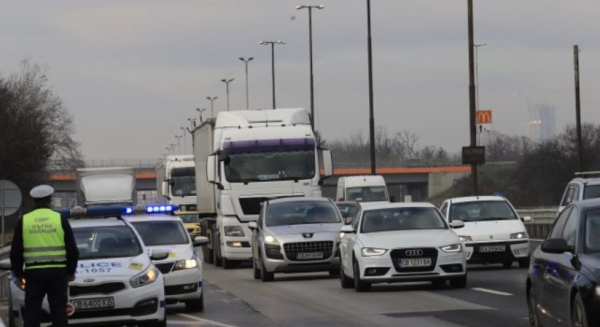 Близо половин милион превозни средства са излезли от София за Великден