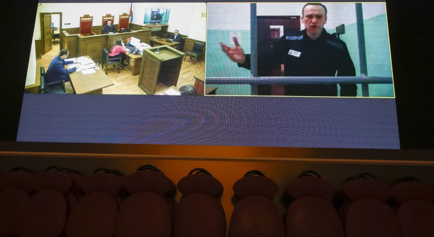 С усмивка и шеговито настроение - Навални се показа за пръв след преместването му