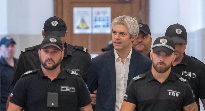 Коцев пътува под конвой към затвора във Варна 