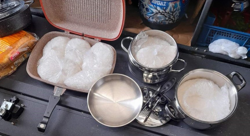 Митничари хванаха турчин, скрил близо 5 кг метамфетамин в посуда в товарен автомобил