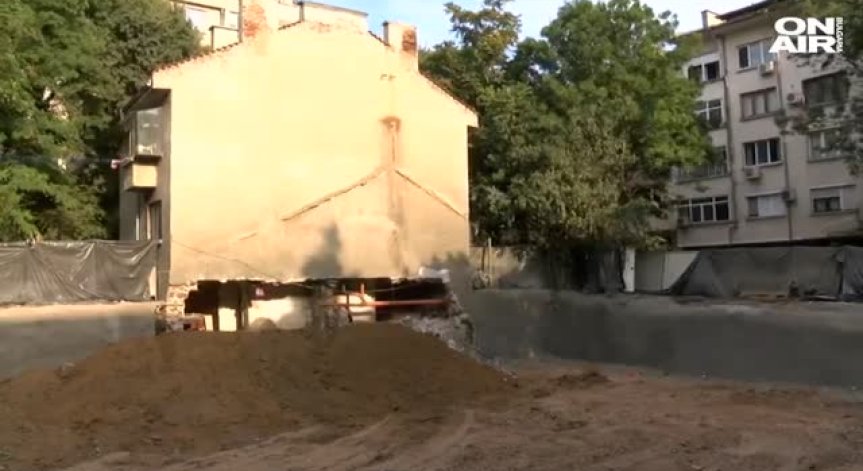 Глоба за фирмата, съборила стена на блок при строеж в Бургас