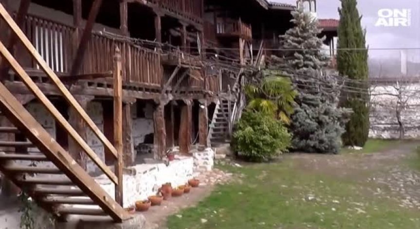 Маскирани и въоръжени нахлуха в Роженския манастир да търсят съкровище
