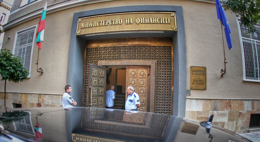 Прогнозата за април е за ръст на приходите с 1,8 милиарда.