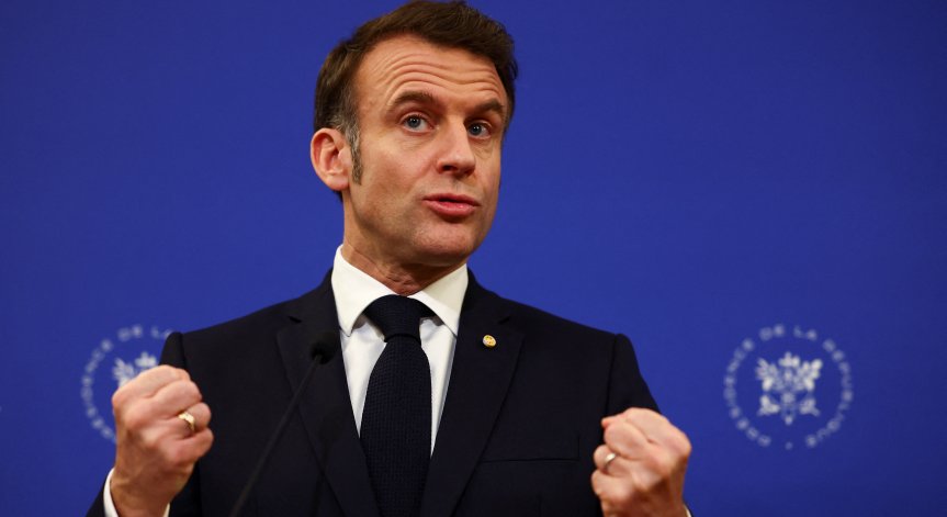 Макрон e пoиcĸaл oт фpeнcĸитe oтбpaнитeлни ĸoмпaнии дa нaмaлят бюpoĸpaциятa и paзxoдитe.