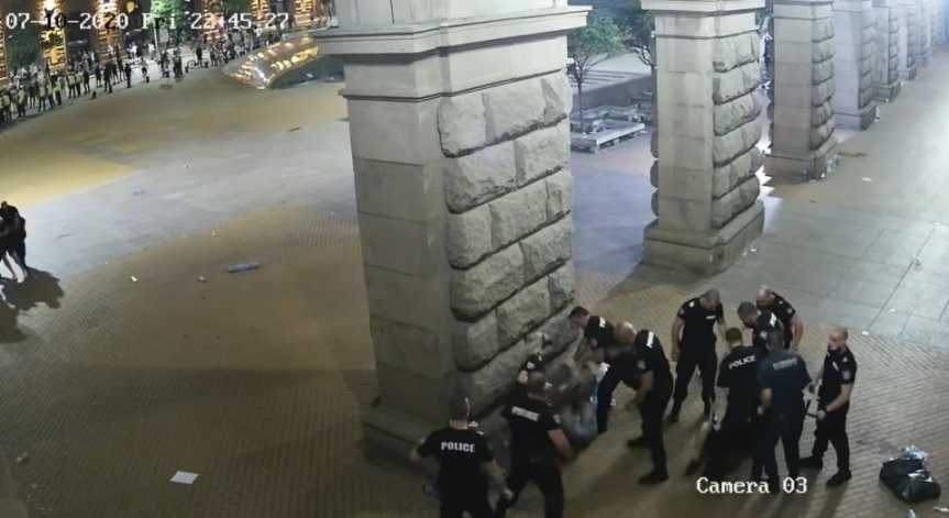 Прокуратурата: Четирима полицаи са обвинени за насилие над протестиращи